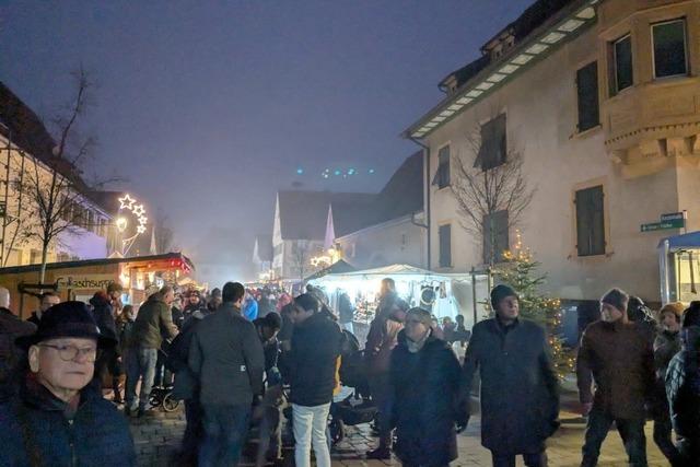 Weihnachtsmarkt in Teningen lockt Besucherinnen und Besucher auf Rathausplatz und in Kirchstrae
