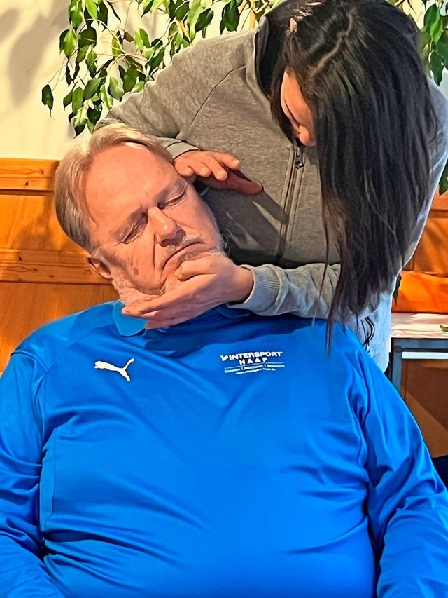 Frank Rischm�ller bei der Behandlung  | Foto: Rischm�ller Frank