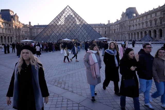 Besucher des Louvre haben am Morgen vor verschlossenen T&uuml;ren gestanden.  | Foto: Michel Euler/AP/dpa