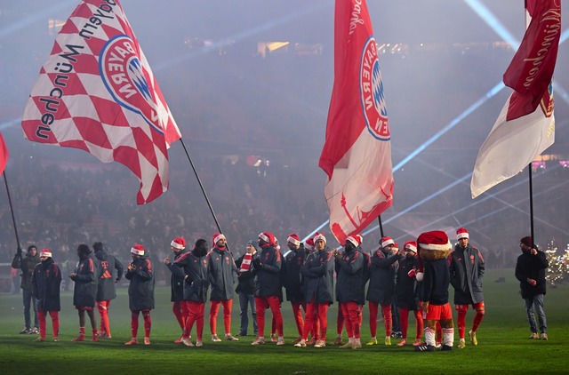 Nicht als Sieger zur Weihnachtsfeier im Stadion: Die Stars des FC Bayern.  | Foto: Sven Hoppe/dpa