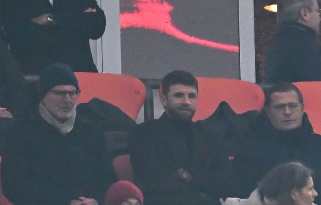 M&uuml;ller (m) sieht die Bayern-M&uuml;hen beim 2:2 gegen Mainz.  | Foto: Sven Hoppe/dpa