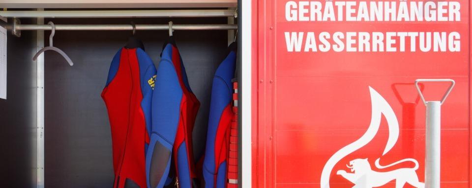 Trotz schnellem Einsatz der Wasserretter - Autofahrer stirbt nach Sturz in die Elz bei Rheinhausen