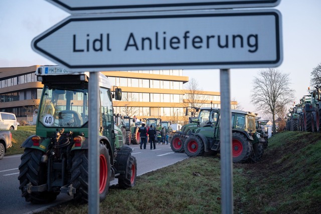 Die Bauern protestierten gegen die Preispolitik von Lidl.  | Foto: Marijan Murat/dpa