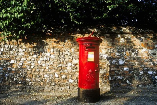 Postrot und mit Kr�nchen &ndash; der neue Briefkasten am S�dpol