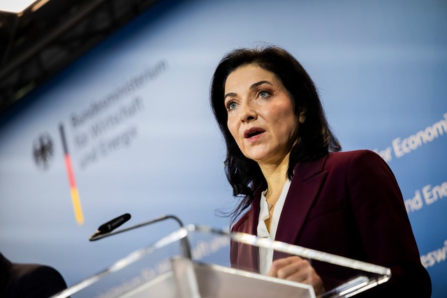 Bundeswirtschaftsministerin Katherina ...lliardendeal f&uuml;r die Meyer Werft.  | Foto: Christoph Soeder/dpa