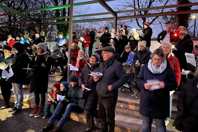 Stimmungsvolle Stunden beim Adventssingen im L�rracher Gr�ttparkstadion