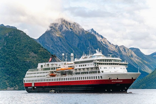 MS Finnmarken vor spektakul�rer Fjordkulisse.  | Foto: Kay Fochtmann