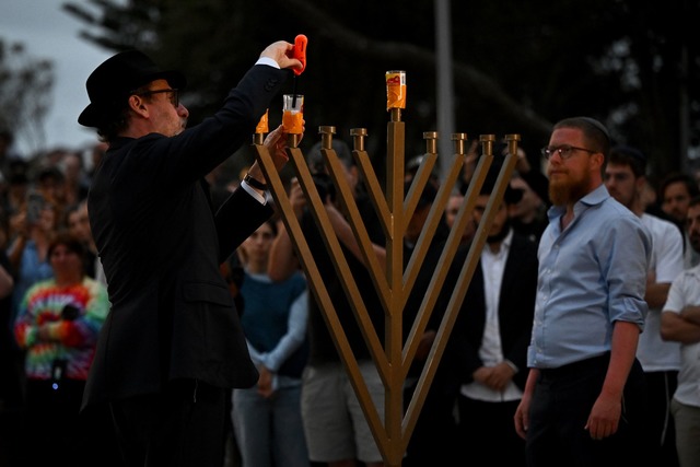 Der Vorfall am Bondi Beach schockiert ...rt zur&uuml;ck und gedenken der Toten.  | Foto: Bianca De Marchi/AAP/dpa
