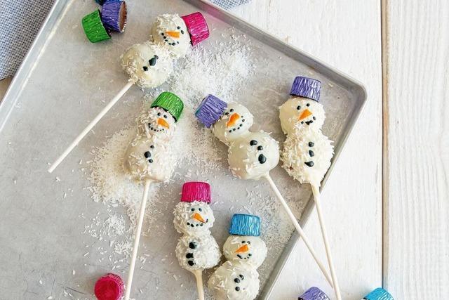 Schneemnner am Stiel einfach selber backen und zum Anbeien schn