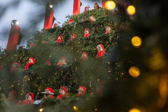 Andrang vor der Bhne, Schlangen vor den Stnden: So fllt in Waldkirch das Singender-Weihnachtsbaum-Fazit