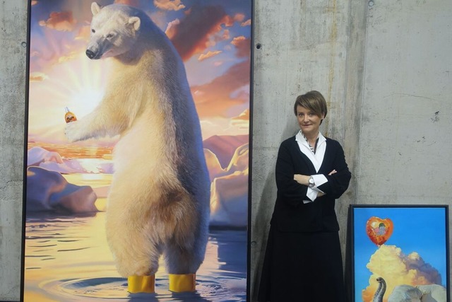 Galeristin Nicole Kurz mit einem riesi...Weiler Galerie am 29. November begann.  | Foto: Roswitha Frey