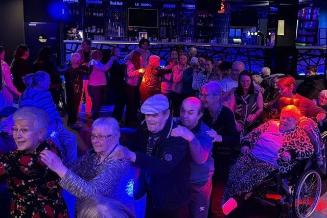 Hften schwingen: In Frankreich tanzen Bewohner eines Altersheims auf dem Dancefloor