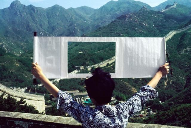 Die menschliche Erosion: Ausstellung von Werken Carl Chengs im Museum Tinguely