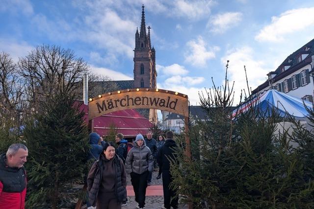 Kinder erleben kreatives Basteln im M�rchenwald auf dem Basler Weihnachtsmarkt