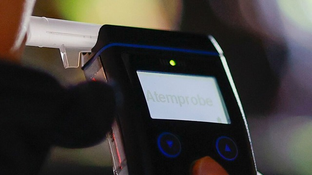 Ein Alkoholtest ergab ein Ergebnis von etwa 2,3 Promille.  | Foto: Heiko Becker (dpa)