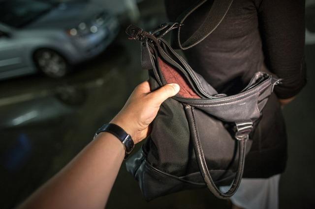 Unbekannte stehlen Lederrucksack bei Trickdiebstahl in Friedlingen