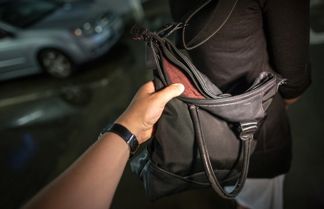 Vermutlich entwendete ein zweiter T�te...cksack vom Beifahrersitz. (Symbolbild)  | Foto: Oliver Killig