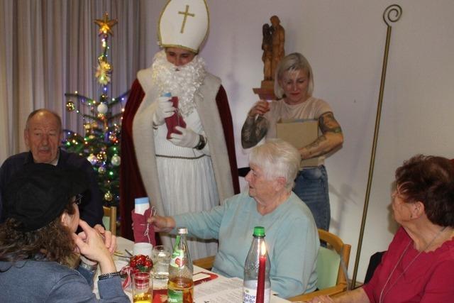 Stimmungsvolle Weihnachtsfeier f�r die Bewohner der B�rgerstiftung in Wehr