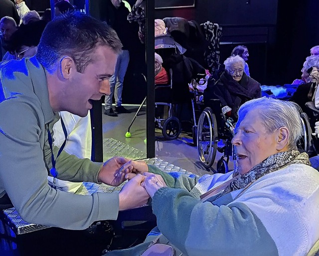 Tanzen im Rollstuhl: Charline Bar mit Betreuer Damien Le Lausque.  | Foto: Rachel Sommer/dpa