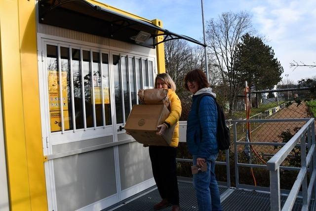 An der provisorischen Postfiliale in Herten stehen die Kunden umsonst Schlange