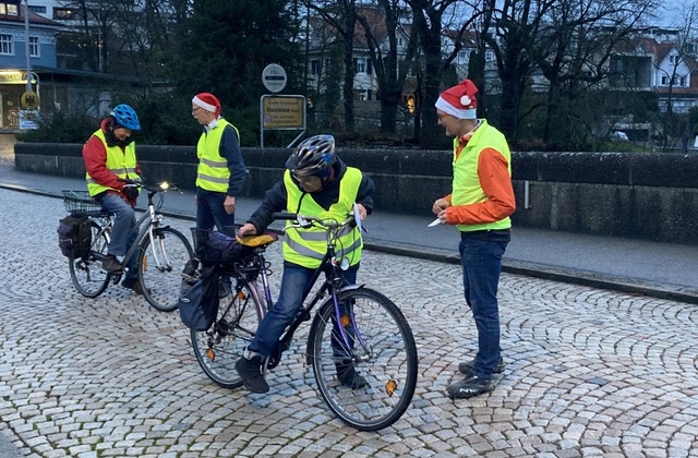 Mitarbeitende der IG Velo und des Klim...men als Nikol�use zu Fahrradfahrenden.  | Foto: IG Velo