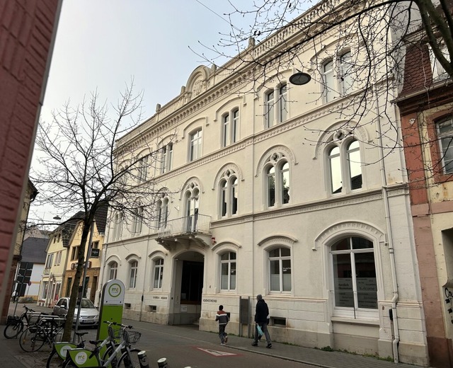 VHS und Mediathek befinden sich im Haus zum Pflug.  | Foto: Mark Alexander