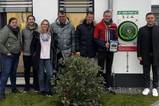 Casa-Intensivpflegedienst weiht neuen Defibrillator im Denzlinger Gewerbegebiet ein