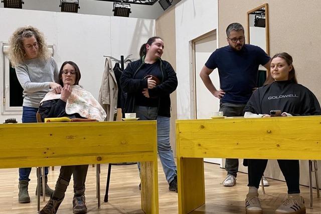 Kolpingsfamilie Bamlach bringt Theaterst�ck "Hin und Hair" in Bad Bellingen auf die B�hne