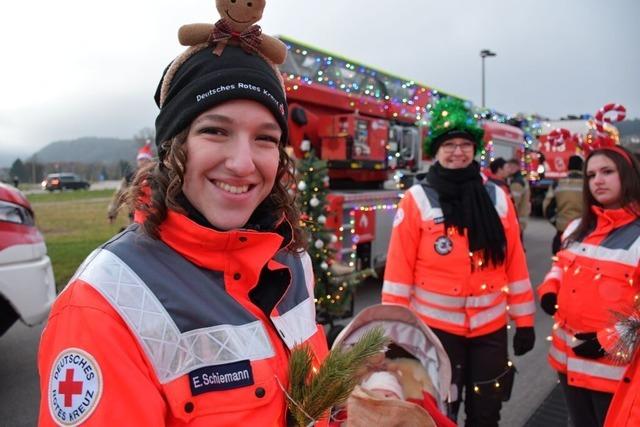 Blaulicht-Weihnachtskorso der Freiwilligen Feuerwehr Rheinfelden begeistert