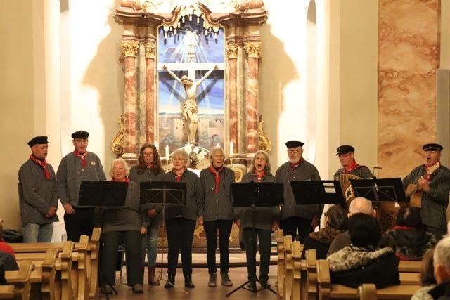 Shanty-Chor aus Mahlberg begeistert mit Weihnachtsliedern in Schlosskirche und spendet den Erl�s