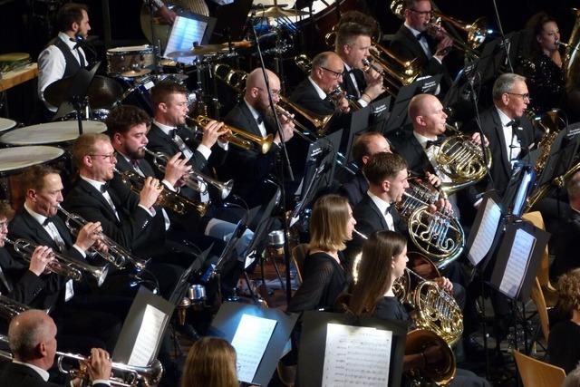 Das Blasorchester Niederschopfheim entf�hrt die G�ste des Jahreskonzerts in die Welt des Kinos