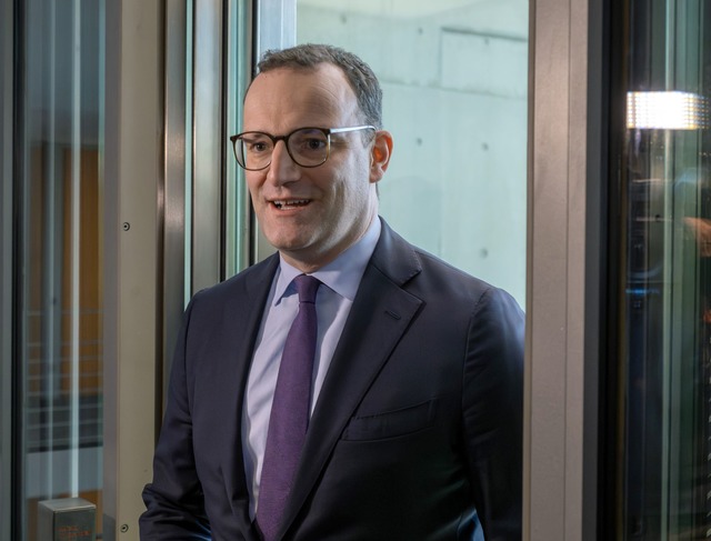 Jens Spahn stellt sich den Fragen der Abgeordneten zu Corona.  | Foto: Soeren Stache/dpa