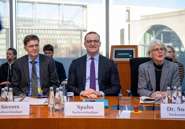 Im Bundestag geht es um Corona: Jens S... Maskenbeschaffungen untersucht hatte.  | Foto: Soeren Stache/dpa