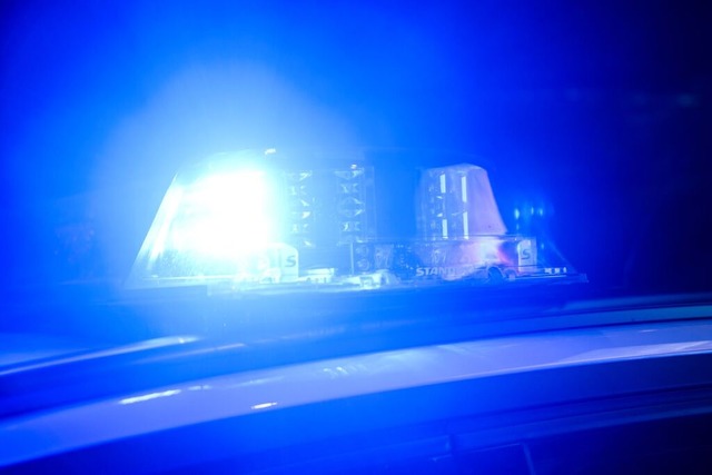 Die Polizei ermittelt zur Ursache eines t�dlichen Unfalls auf der B3.  | Foto: Julian Stratenschulte (dpa)