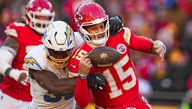 Wird den Kansas City Chiefs nun länger...Star-Quarterback Patrick Mahomes (r.). | Foto: IMAGO/Jay Biggerstaff Wird den Kansas City Chiefs nun länger...Star-Quarterback Patrick Mahomes (r.). | Foto: IMAGO/Jay Biggerstaff