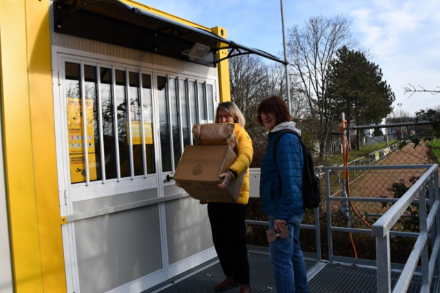 An der provisorischen Postfiliale in Herten stehen die Kunden umsonst Schlange