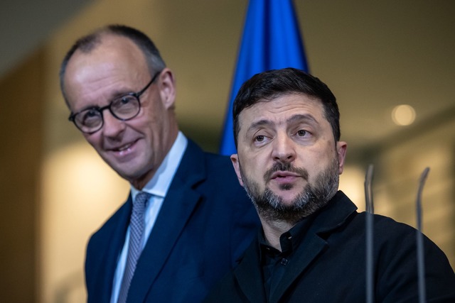 Kanzler Merz ist nach den Ukraine-Gesp...htlicher als Pr&auml;sident Selenskyj.  | Foto: Michael Kappeler/dpa