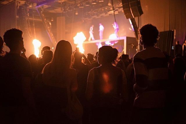 Fotos: 01099 in der Sick-Arena in Freiburg – Fans, Flammen, Fete