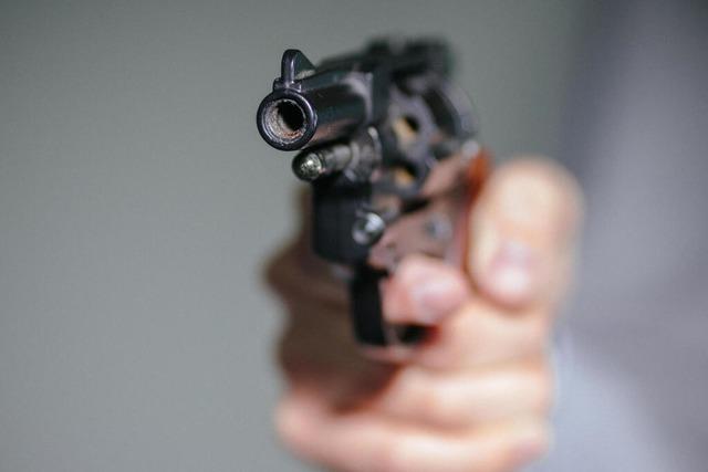 Mann schie�t in Horheim mit Schreckschusswaffe um sich
