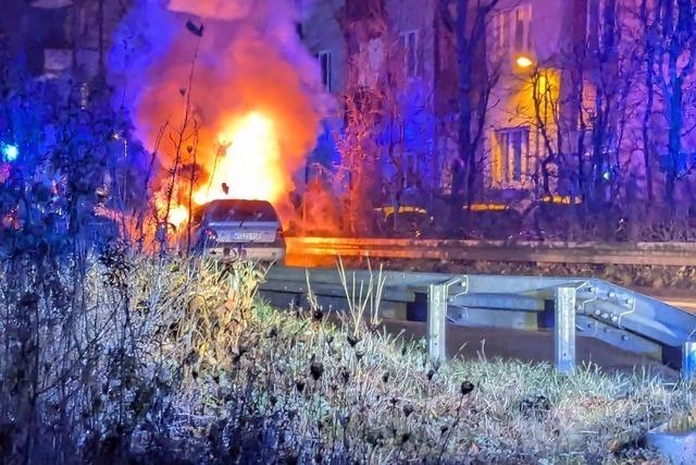 Auto brennt an der Ochsenbr�cke in Freiburg