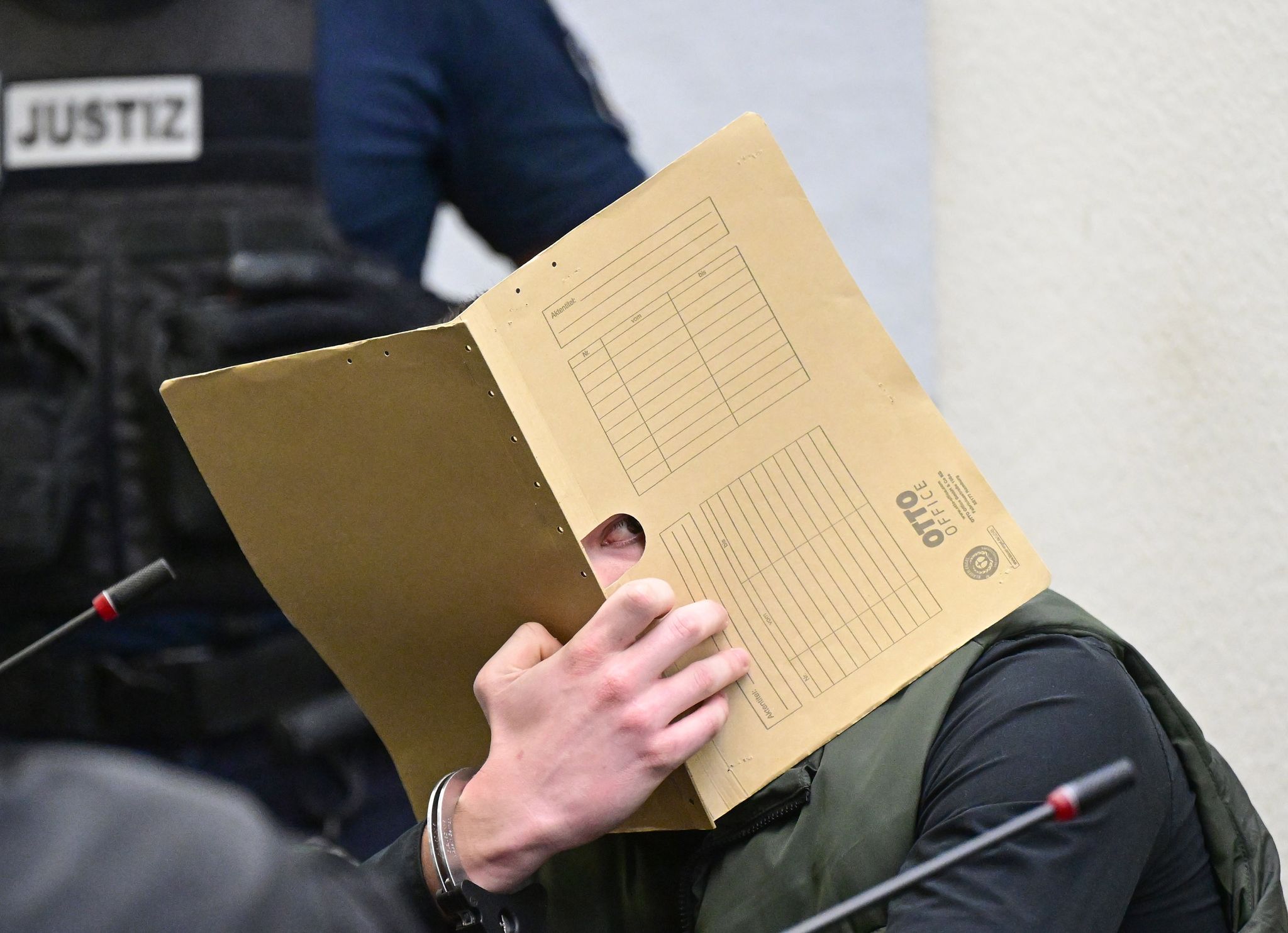 Angeklagte lockten Männer mit Fake-Profilen in brutale Falle - Panorama ...